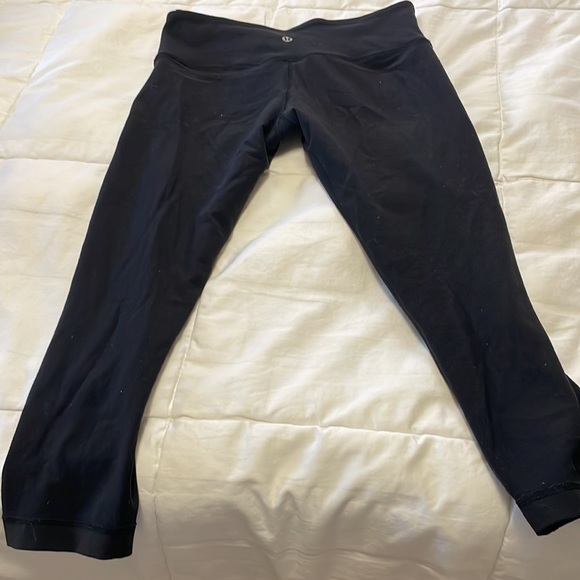 very old lululemon leggings, size 4. reversible and cropped. - Picture 5 of 7